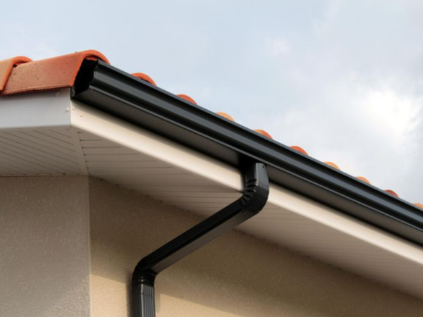 Remplacement de gouttière par nos couvreurs.